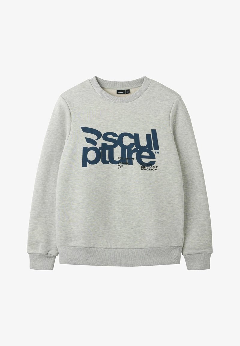 Sweat-shirt gris clair à col rond avec un design de texte abstrait bleu marine indiquant « "Sculpture" » et un texte plus petit en dessous à l'avant.