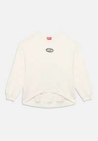 Λευκό φούτερ με στρογγυλεμένη τελική ραφή, ριμπ μανσέτες και μικρό κεντημένο λογότυπο στο κέντρο. Κατασκευασμένο από απαλό ύφασμα με άνετη εφαρμογή.