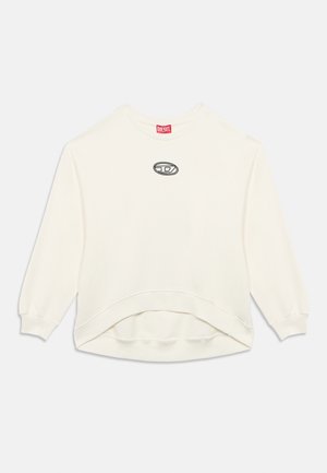 Hvit genser med rundet kant, ribbestrikkede mansjetter og en liten brodert logo i midten. Laget av mykt stoff med en avslappet passform.