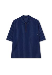Námornická košile s krátkým rukávem v námořnické barvě s bílými svislými proužky, límečkem a zipovým uzávěrem. Obsahuje kapsu na levé části hrudi a texturovanou tkaninu.