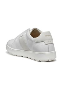 Sneaker bianco con pelle testurizzata e accenti in suede, forma arrotondata, suola imbottita e branding discreto sul tallone.