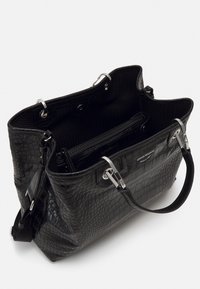 Svart lädertote med krokodilstruktur, silverdetaljer, dubbla handtag, öppen topp och ett innanförliggande dragkedjefack.