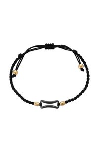 Bracciale in corda nera intrecciata con un accento centrale in metallo nero e due perline dorate decorativi. Chiusura regolabile per la misura.