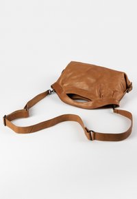 Braune Leder-Schultertasche mit weicher Textur, verstellbarem Tragegurt und Reißverschluss. Hat ein minimalistisches Design und dezente Markenkennzeichnung.