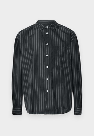 Camicia nera a maniche lunghe con bottoni, decorata con sottili righe verticali bianche, taschino sul petto, tessuto morbido e design del colletto classico.