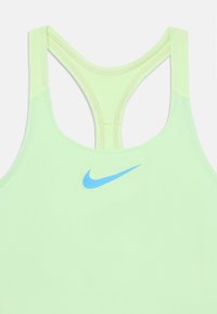Világoszöld Nike sportmelltartó versenyhátsó kialakítással. Elöl kék Nike logóval és sima, rugalmas anyagból készült.