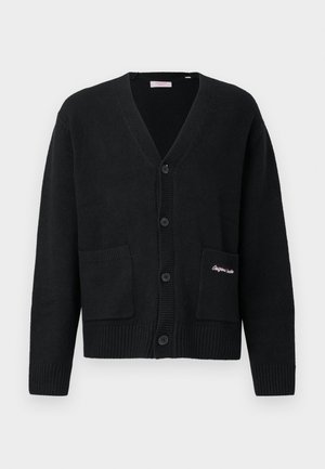 Must mustrikardigan V-kaelusega, nööpidega ees, soonikkoes varrukasuudmed ja allserv, kaks esist taskut ning tikand üksikasjaga taskul.