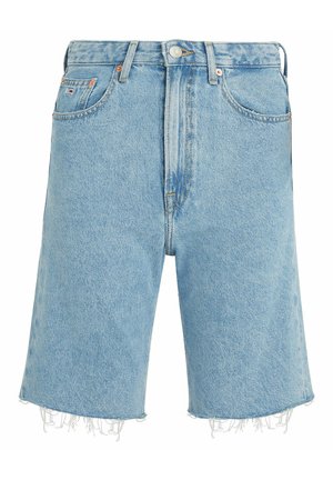 Pantalones cortos de mezclilla azul claro con cintura alta, dobladillo deshilachado, cinco bolsillos y detalles en botones de cobre. Presentan una textura desvaída y un ajuste relajado.