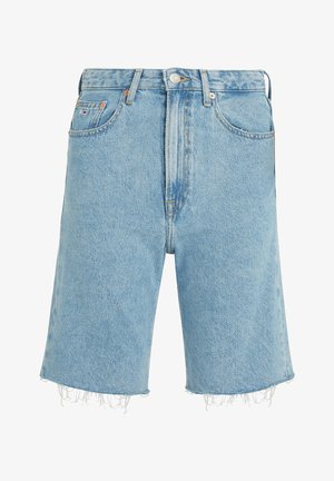 Pantalones cortos de mezclilla azul claro con cintura alta, dobladillo deshilachado, cinco bolsillos y detalles en botones de cobre. Presentan una textura desvaída y un ajuste relajado.