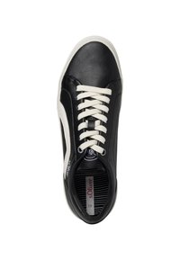 Melnas ādas kedas ar baltām auklām un sānu svītru. Iespējas ietver noapaļotu purngali, teksturētu virsmu un melnu svītru uz iekšējās zoles.