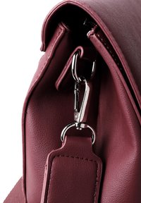 Bordeauxfarbene Lederhandtasche mit strukturiertem Finish, ausgestattet mit einem silbernen Metallverschluss und verstellbarem Tragegurt, der klare Linien und modernes Design präsentiert.