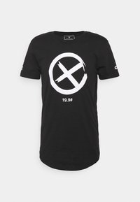 Czarny bawełniany t-shirt z krótkim rękawem, okrągłym dekoltem i dużym białym okrągłym grafiką przedstawiającą krzyż oraz tekst "19.9#".