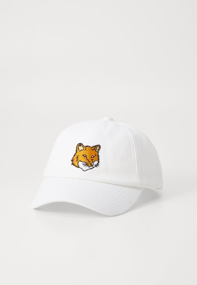 Cappellino da baseball bianco in tessuto con anteprima di un'illustrazione ricamata arancione di una volpe sulla parte frontale. Cinghietta regolabile sul retro.
