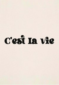 Črn vezen tekst "C'est la vie" na svetlo bež ozadju, predstavljen v ukrivljenem, vintage slogu pisave z gladko teksturo.