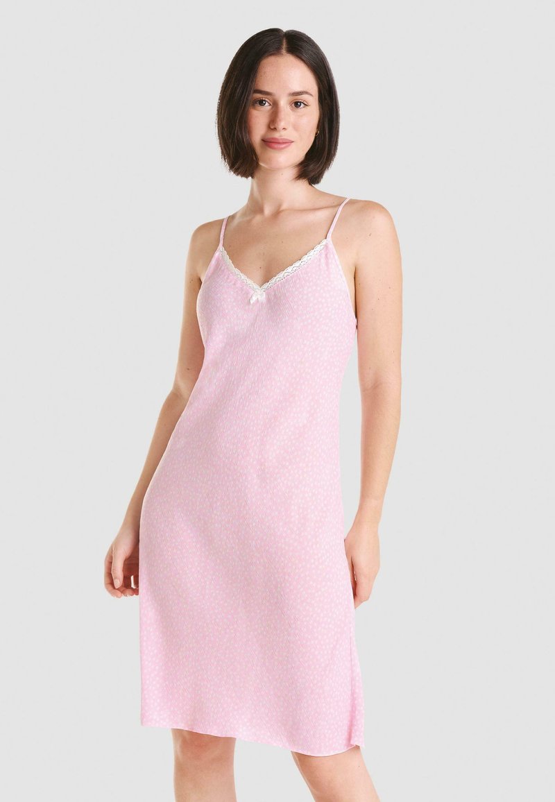 Vestido de dormir rosa con delicado acabado de encaje, tirantes finos y un sutil patrón de lunares. Textura suave y diseño hasta la rodilla.