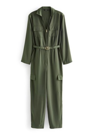 Oliivinvihreä, pitkähihainen haalaripuku, jossa on kaulus, etuvetoketju, vyö vyötäröllä ja neljä läppätaskua—kaksi rinnalla, kaksi jaloissa.