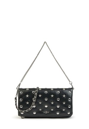 Bolso de cuero negro con adornos de estrella plateada y tachuelas, cuenta con una correa de cadena y un acabado texturizado. Cierre de cremallera en la parte inferior.