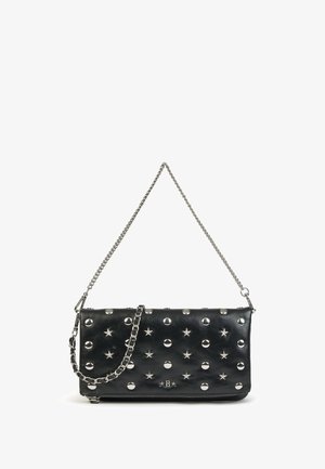 Bolso de cuero negro con adornos de estrella plateada y tachuelas, cuenta con una correa de cadena y un acabado texturizado. Cierre de cremallera en la parte inferior.