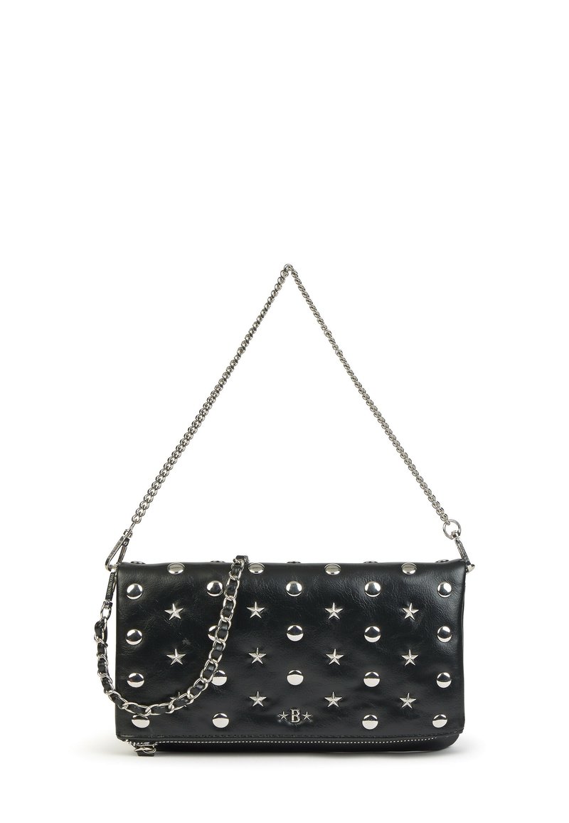 Bolso de cuero negro con adornos de estrella plateada y tachuelas, cuenta con una correa de cadena y un acabado texturizado. Cierre de cremallera en la parte inferior.