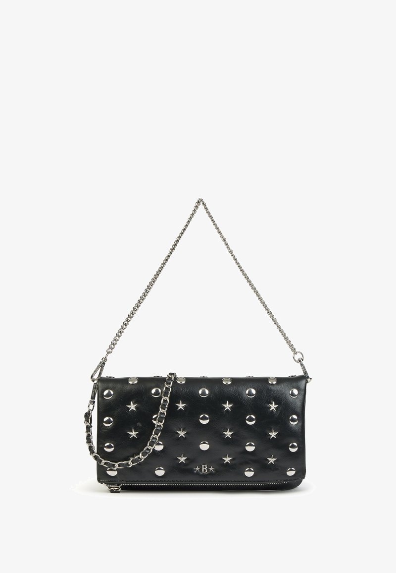 Bolso de cuero negro con adornos de estrella plateada y tachuelas, cuenta con una correa de cadena y un acabado texturizado. Cierre de cremallera en la parte inferior.