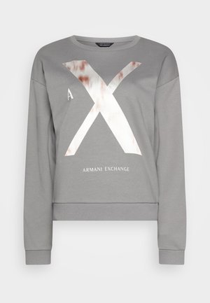 Graues Sweatshirt mit langen Ärmeln und Rundhalsausschnitt, vorne großes glänzendes "X" und der Schriftzug "Armani Exchange".