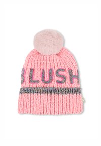 Gebreide roze muts met een nepbont pompon, met het woord "BLUSH" in meerkleurige garens en een textuurband aan de onderkant.