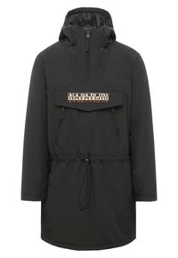 Parka impermeable negra con cremallera frontal, cintura con cordón ajustable y puños elásticos. Cuenta con un gran bolsillo en el pecho con detalle de marca.