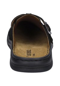 Scarpa nera slip-on con upper in suede, fodera in pelle e soletta imbottita. Cinghia regolabile con dettaglio in metallo.