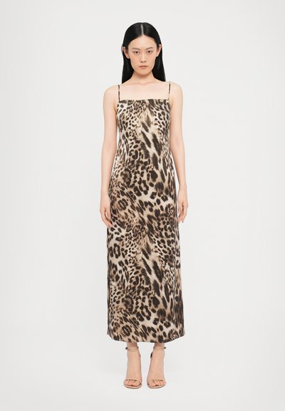 Maxi kjole med leopardprint og tynde stropper, lavet af et glat stof. Designet har en lys beigemønstret baggrund med mørkebrune pletter.