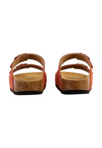 Sandales rouges avec deux brides ajustables, semelle en liège et semelle en caoutchouc noire. Texture lisse et forme ergonomique pour un bon soutien.