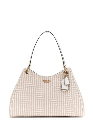 Sac à main beige et blanc à motifs avec une seule bandoulière fine, logo de marque doré et deux petites étiquettes blanches suspendues sur le côté droit.