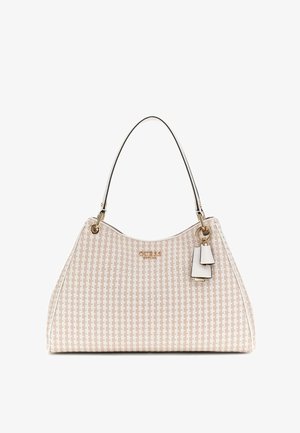 Sac à main beige et blanc à motifs avec une seule bandoulière fine, logo de marque doré et deux petites étiquettes blanches suspendues sur le côté droit.