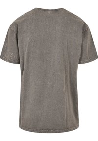 Grå T-shirt med korte ærmer og afslappet pasform. Har et blødt, tekstureret stof og subtile farvevariationer med rund halsudskæring.