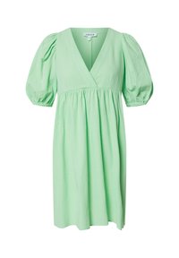 Robe vert clair en tissu texturé, avec un décolleté en V profond, des manches courtes bouffantes et une taille froncée pour une silhouette fluide.