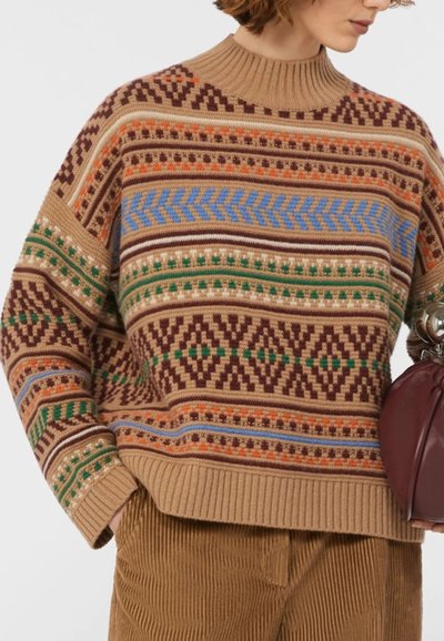 Maglione lavorato a maglia in tonalità di beige con motivi geometrici in blu, rosso, verde e marrone. Presenta un colletto e polsini a coste.