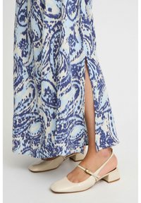 Kék és krém mintás maxi ruha oldalsó hasítékkal, bézs lakkbőr slingback saruval, alacsony blokk sarkú.