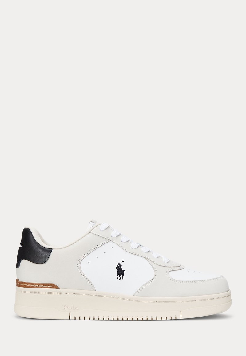 Adidași Polo Ralph Lauren albi și bej, cu logo negru pe lateral și etichetă neagră la călcâi, talpă plată și șireturi albe.