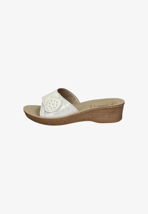 Sandalo bianco con punta aperta, slip-on, con cinturino superiore traforato e zeppa marrone testurizzata.