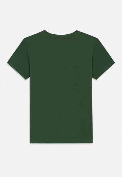 Tricou scurt cu mânecă scurtă de culoare verde închis. Material moale, din bumbac simplu, cu un guler clasic și o croială lejeră. Fără modele sau accente vizibile.
