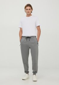 Terranova TECNICO CON TASCHE CON ZIP - Pantaloni sportivi - grigio piombo