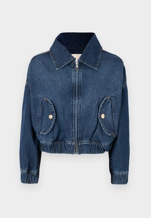 Veste en denim cropped de couleur bleu foncé, dotée d'une fermeture éclair à l'avant, de grandes poches plaquées et d'un ourlet et de poignets élastiques.