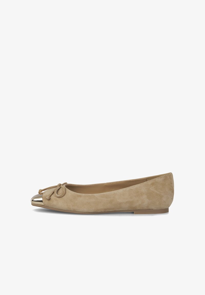 Chaussure plate en suède beige avec un capuchon arrondi en métal doré et un nœud décoratif, sur fond blanc.