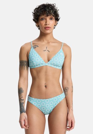 Lyseblåt bikinesæt med en trekants-bralette med tynde stropper og matchende lavtaljede trusser, begge prydet med hvide margueritmønstre.