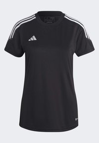Černé sportovní tričko z hladkého materiálu, s bílými pruhy Adidas na ramenou a logem na hrudi. Krátké rukávy.
