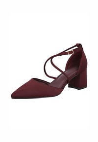 Zapato de salón burdeos con punta en forma de punta, tacón bajo y ancho, parte superior de tela, doble correa en el tobillo y diseño de cortes en la parte delantera.