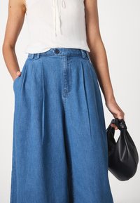GAP GAP X DÔEN WIDE LEG JEAN - Pernera ancha - medium indigo