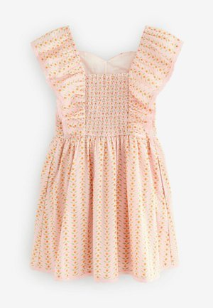 Różowa sukienka z kwiatowym wzorem, marszczoną górą i falbaniastymi rękawami. Lekka tkanina z rozkloszowaną spódnicą i delikatnym koronkowym wykończeniem.