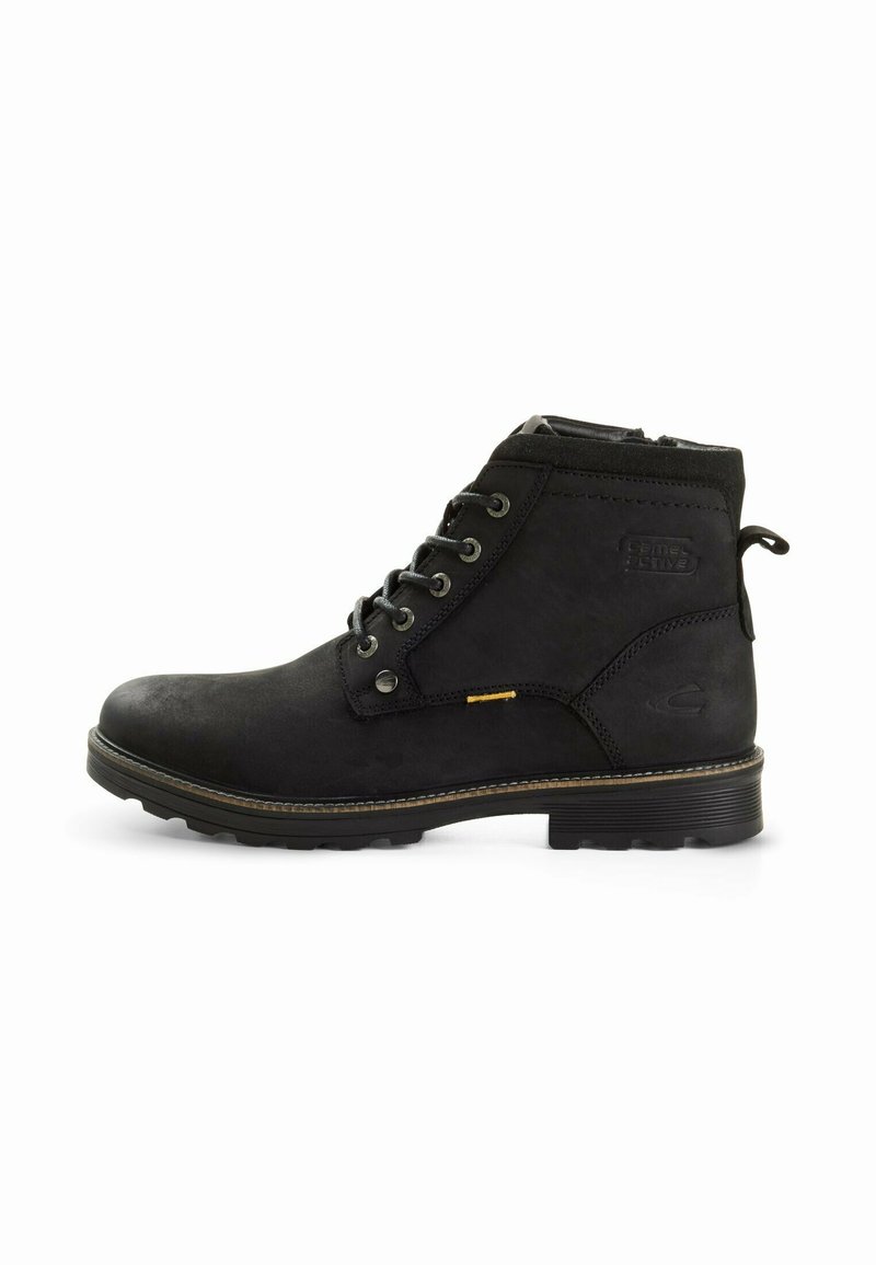 Bottines noires avec une texture en cuir lisse, bout rond, six œillets en métal, accent jaune et semelle en caoutchouc robuste.