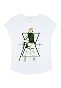 Bílá tričko s grafikou postavy v černé vestě a bílých kalhotách, která drží beranidlo, s zelenými geometrickými akcenty v pozadí.