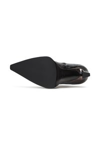 Scarpa nera con tacco alto e punta affilata. Presenta una tomaia texturizzata e una suola nera liscia. Accentuata da un dettaglio metallico sul tacco.